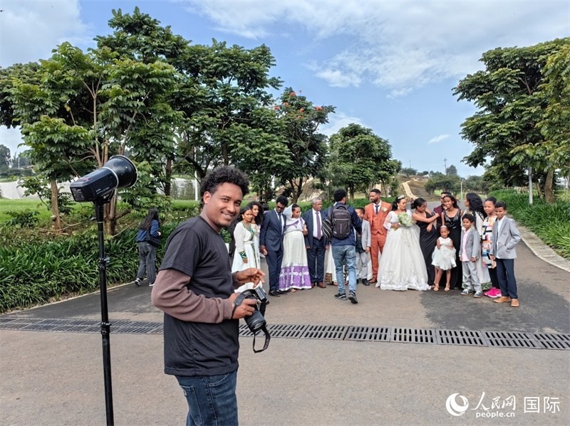 一對(duì)新人和親友在亞的斯亞貝巴友誼廣場(chǎng)合影。人民網(wǎng)記者 陳星星攝