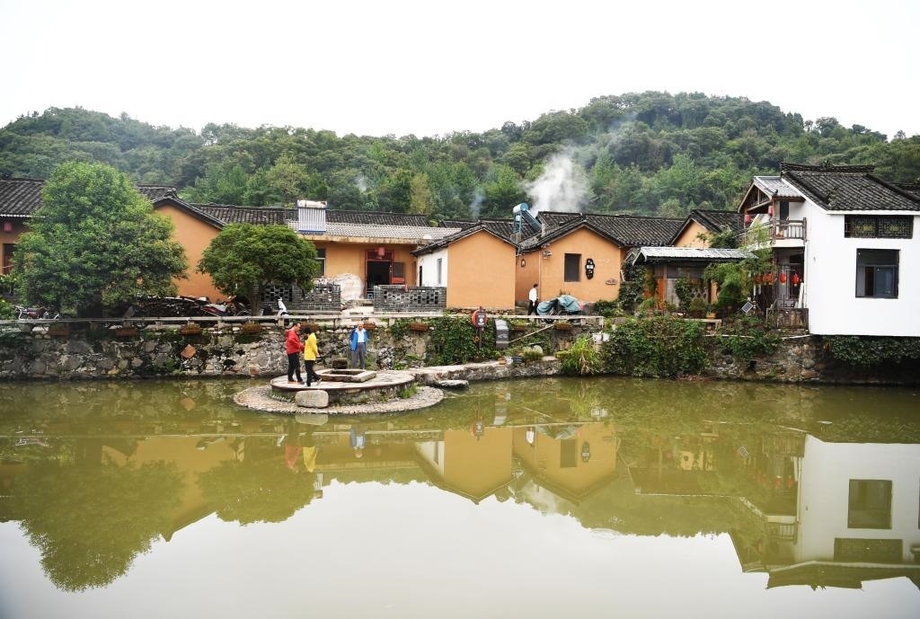 圖為9月27日游客在田鋪大塆參觀游玩。新華社記者張浩然攝