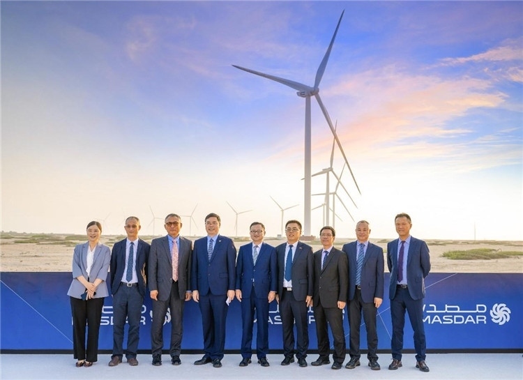 中方建設(shè)者在風(fēng)電場(chǎng)合影。中國電建供圖