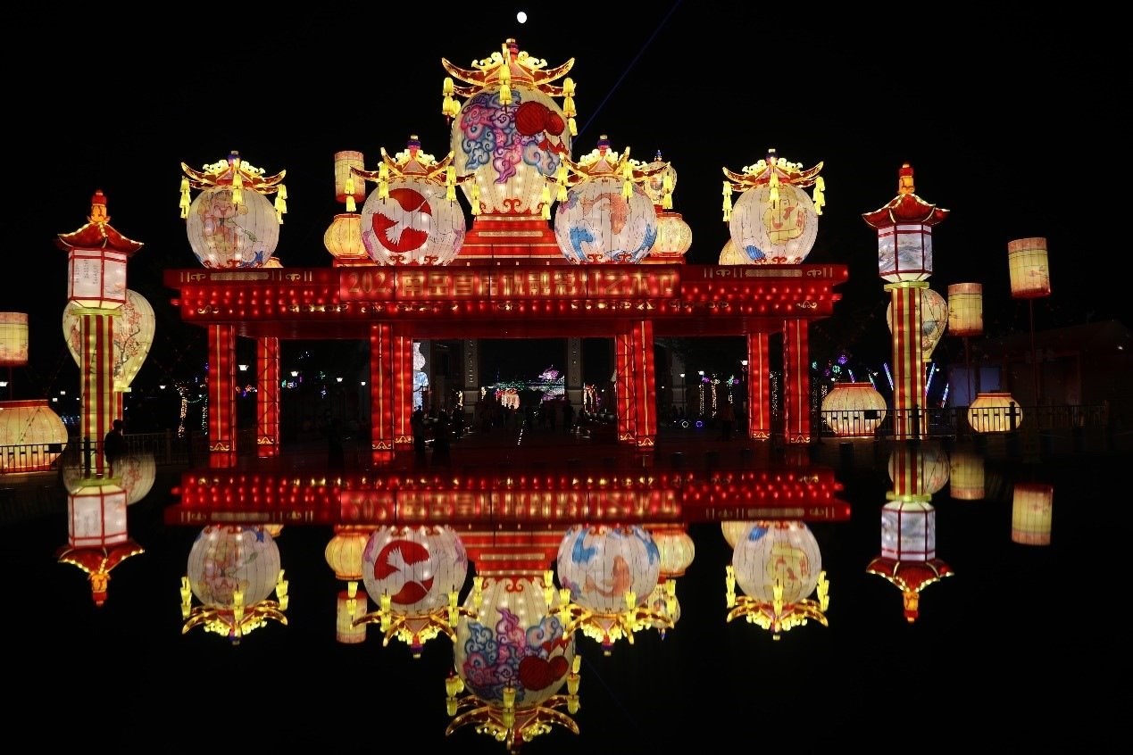 中秋國(guó)慶期間，南岳祝融文旅小鎮(zhèn)舉辦祝融花燈節(jié)。曹正平攝