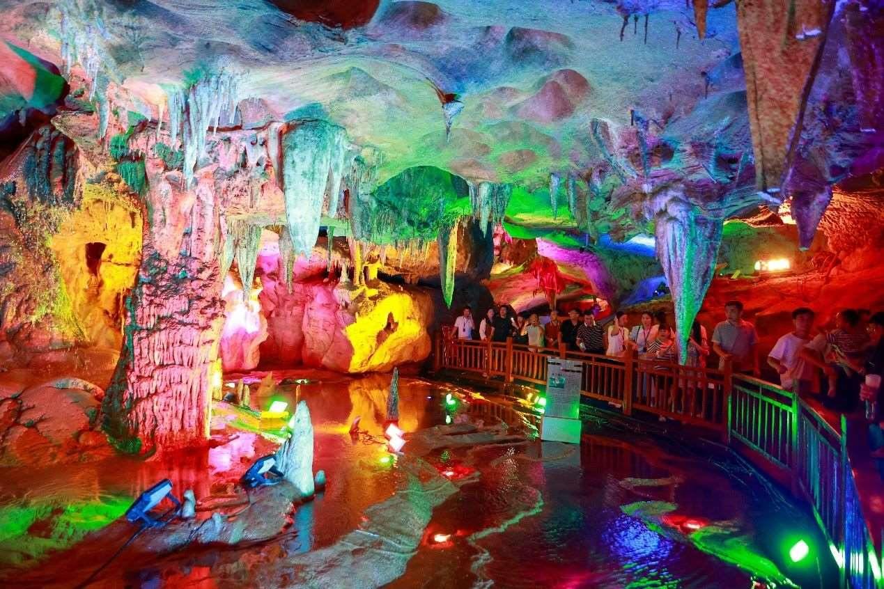 國(guó)慶假期期間，江西萬(wàn)年神農(nóng)宮景區(qū)游人如織。受訪(fǎng)者供圖