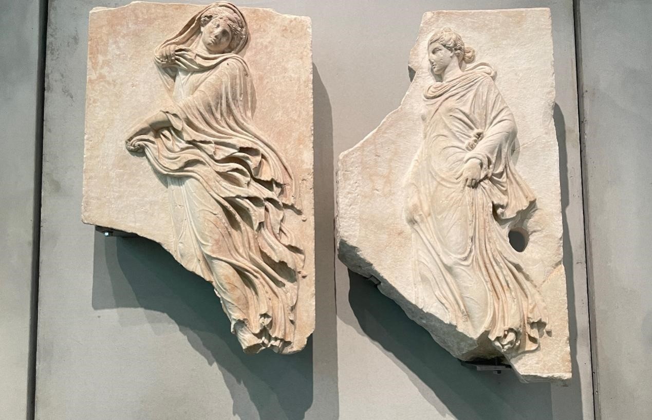 出自酒神劇場的浮雕，刻畫了舞者的形象。人民網(wǎng)記者 郭冠華攝