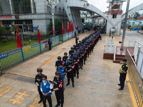 移交現(xiàn)場。公安部供圖