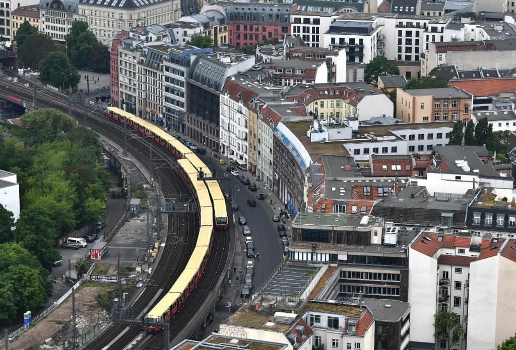 5月23日，列車在德國柏林市區(qū)行駛。新華社記者任鵬飛攝