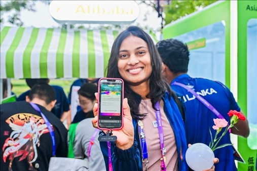 亞運(yùn)村運(yùn)動(dòng)員正在展示個(gè)人的低碳賬戶。 受訪者供圖