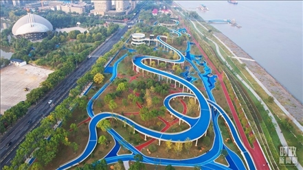 △俯瞰長江國家文化公園九江城區(qū)段。（總臺(tái)記者李海峰拍攝）