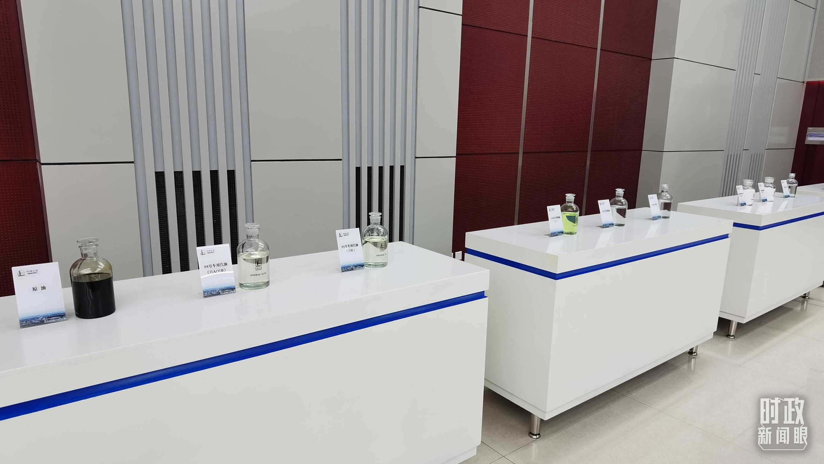 △中國石化九江分公司生產(chǎn)的產(chǎn)品展示。（總臺(tái)央視記者郭鴻拍攝）