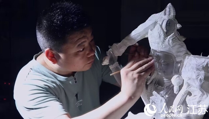 正在精雕細(xì)琢的東海水晶。 人民網(wǎng) 范堯攝