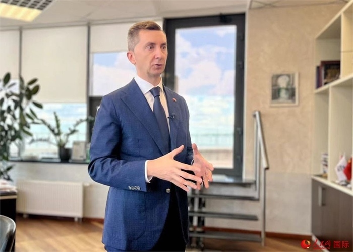 中白工業(yè)園開(kāi)發(fā)公司第一副總經(jīng)理基里爾·卡羅杰耶夫接受人民網(wǎng)記者采訪。人民網(wǎng)記者 朱虹攝