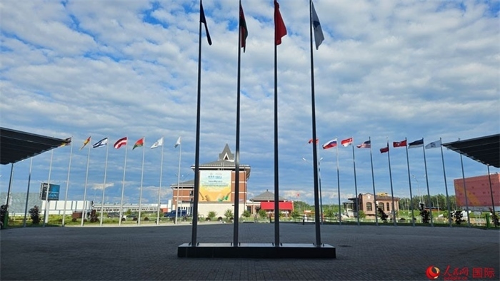 中白工業(yè)園內(nèi)，多國(guó)國(guó)旗飄揚(yáng)。園區(qū)已有來(lái)自16個(gè)國(guó)家和地區(qū)的企業(yè)入駐。人民網(wǎng)記者 朱虹攝