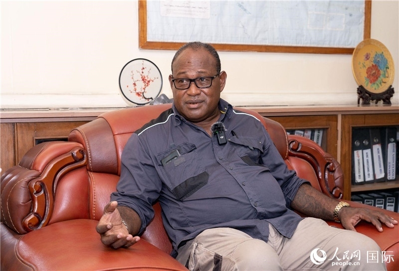 2023年9月13日，所羅門群島副總理兼基礎設施和發(fā)展部長梅納西·梅蘭加在首都霍尼亞拉接受人民網(wǎng)記者專訪。人民網(wǎng) 賀吉攝