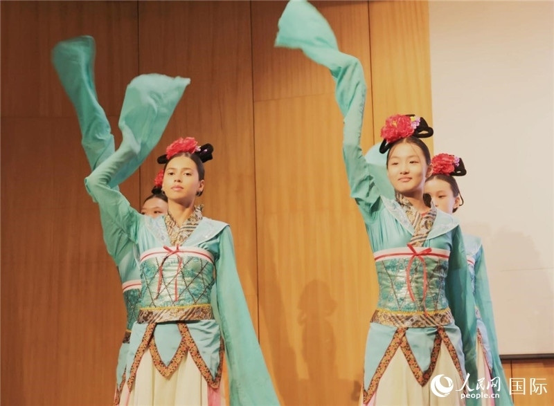 兩國文化志愿者共同表演中國傳統(tǒng)舞蹈。人民網(wǎng)記者 陳海琪攝