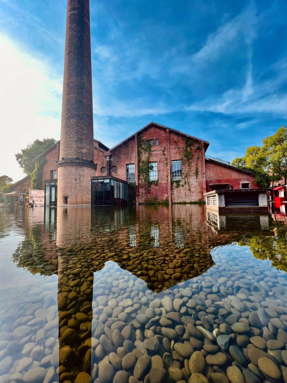 ↑景德鎮(zhèn)陶溪川文創(chuàng)街區(qū)一景（2023年5月15日攝）。