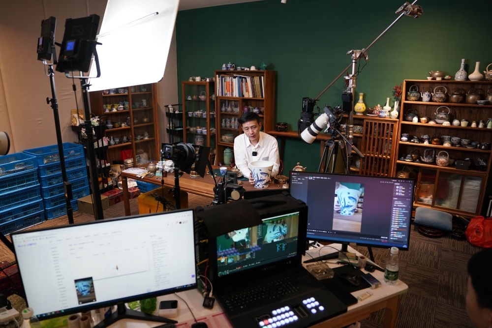 ↑在景德鎮(zhèn)，工作人員通過網(wǎng)絡(luò)直播推介陶瓷產(chǎn)品（2023年2月22日攝）。