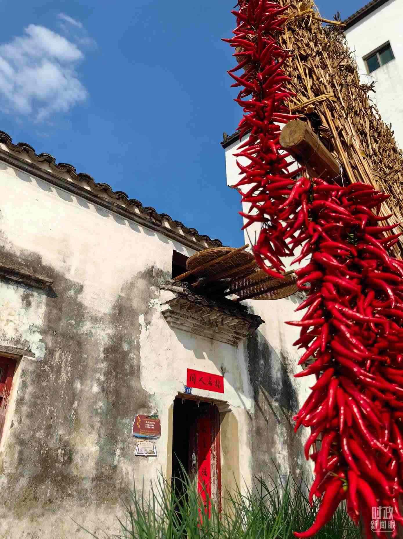 △石門村農(nóng)家晾曬的辣椒。（總臺央視記者段德文拍攝）