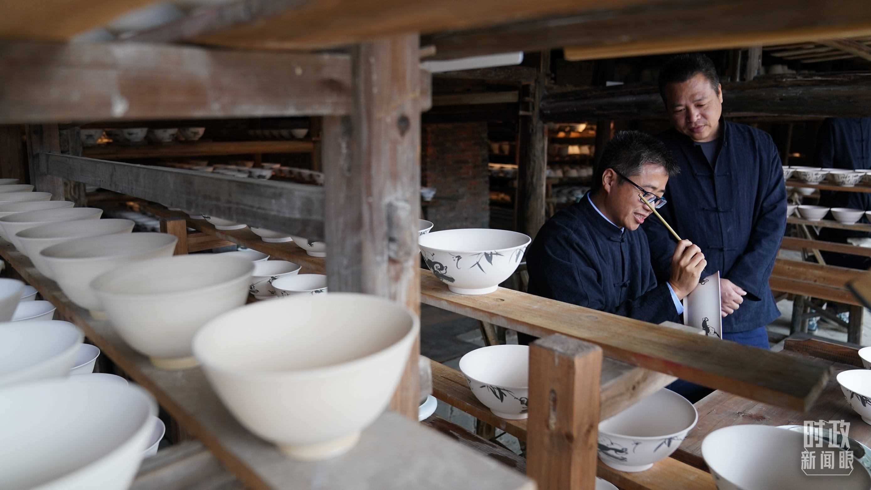 △非遺傳承人正在繪制瓷器。（總臺國廣記者李晉拍攝）