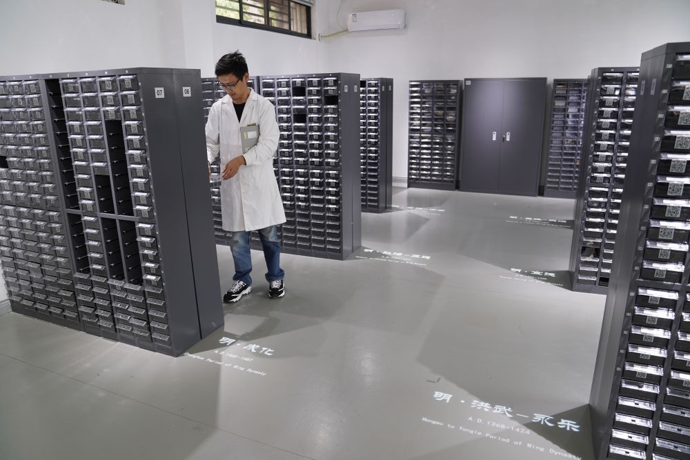 ↑工作人員在古陶瓷基因庫里工作（2023年5月16日攝）。