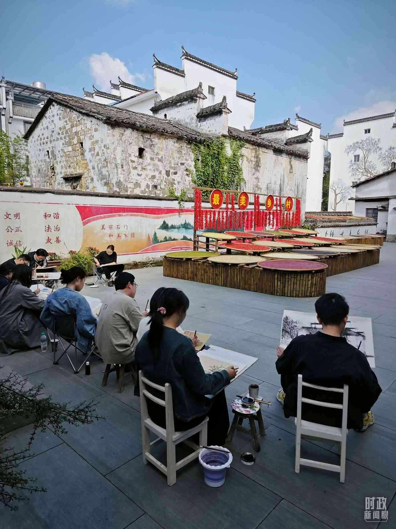 △來自中國美術(shù)學(xué)院的同學(xué)在石門村寫生。（總臺央視記者郁振一拍攝）