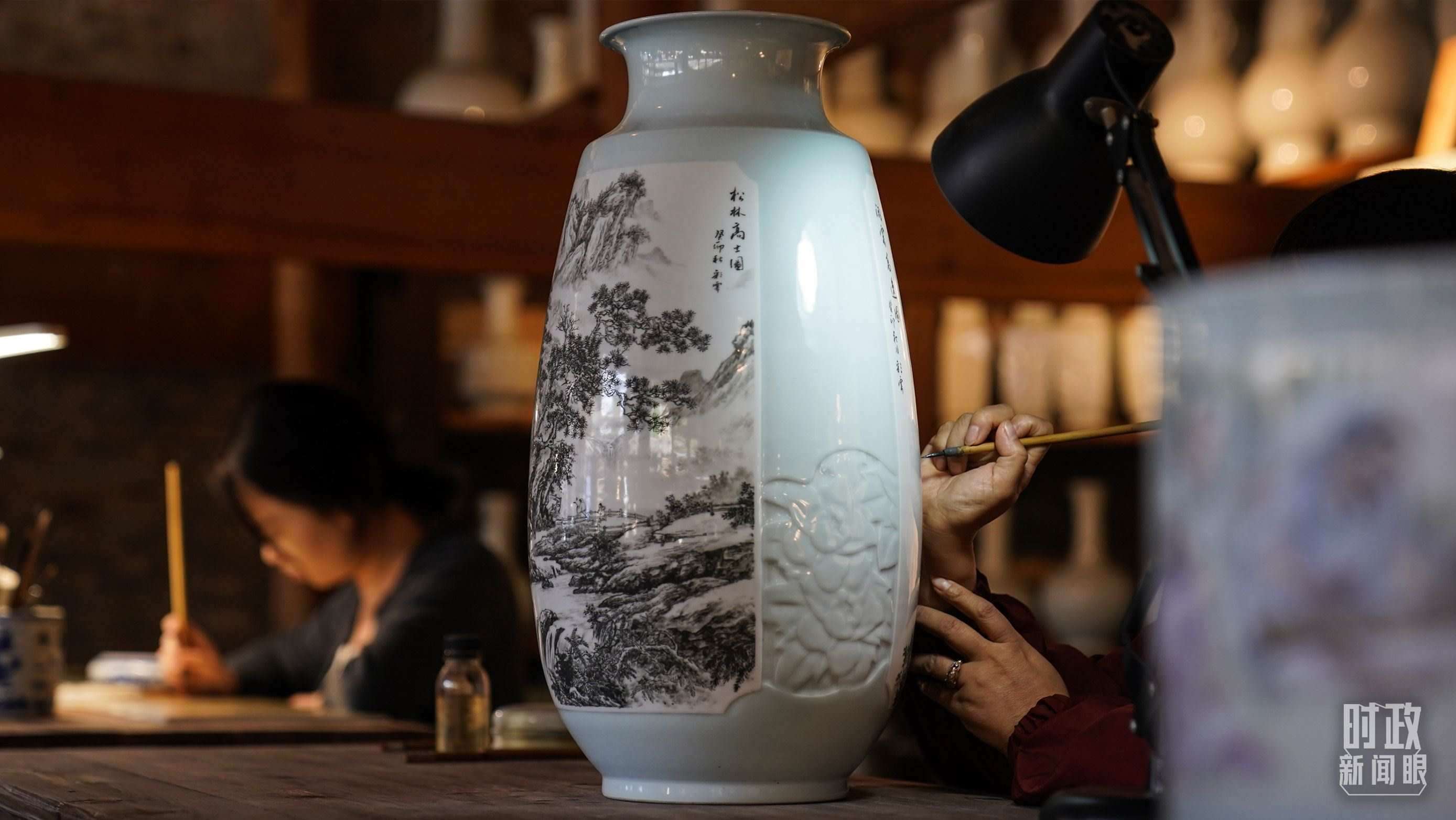 △陶瓷畫師正在繪制瓷器。（總臺國廣記者李晉拍攝）