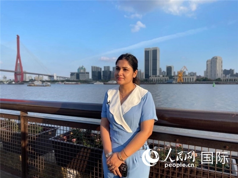 孟加拉國(guó)Channel24電視頻道主持人伊斯拉特·阿敏在上海市楊浦濱江接受采訪(fǎng)。 人民網(wǎng)記者 張榮攝
