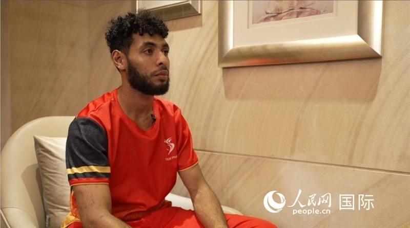 巴布亞新幾內(nèi)亞乒乓球國(guó)家隊(duì)隊(duì)員杰弗瑞·羅伊接受采訪(fǎng)。 人民網(wǎng) 彭昱凱攝