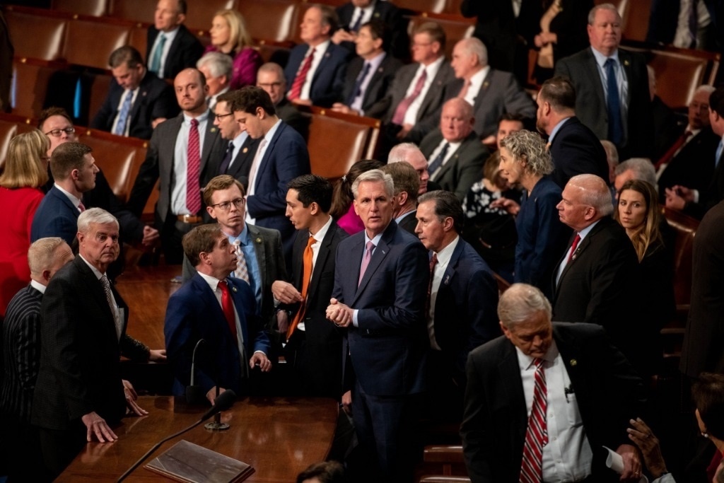 這是1月6日在美國華盛頓國會拍攝的凱文·麥卡錫（中）。新華社記者劉杰攝