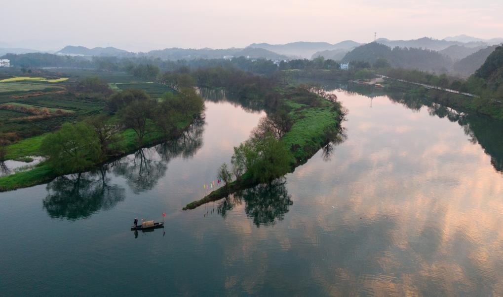 2021年3月15日拍攝的婺源月亮灣旅游公園，石門自然村坐落于此。新華社記者 胡晨歡 攝