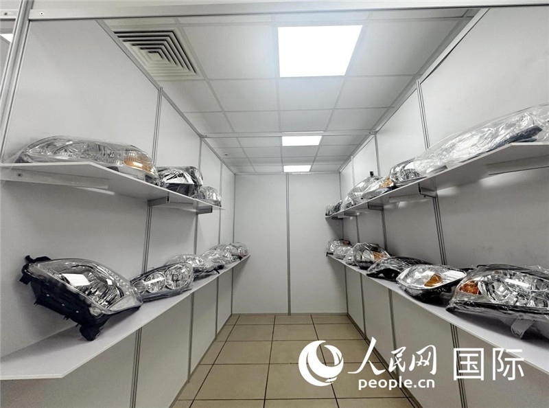在位于莫斯科格林伍德國(guó)際貿(mào)易中心的浙江寧波優(yōu)質(zhì)商品展銷中心內(nèi)，展示著來(lái)自浙江寧波慈溪市的汽車配件樣品。人民網(wǎng)記者 申佳平攝