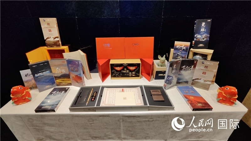 中央廣播電視總臺(tái)精品節(jié)目及文創(chuàng)產(chǎn)品展臺(tái)。人民網(wǎng) 蔣曉辰攝