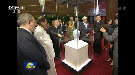 2019年5月15日，中外領(lǐng)導(dǎo)人共同參觀“大美亞細(xì)亞——亞洲文明展”。（視頻截圖）