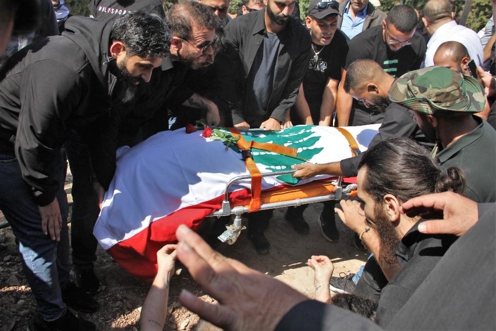 10月14日，黎巴嫩南部希亞姆鎮(zhèn)，黎巴嫩記者和民眾為在以色列轟炸中死亡的攝影記者伊薩姆·阿卜杜拉送葬。新華社發(fā)（塔希爾·阿布·哈姆丹攝）