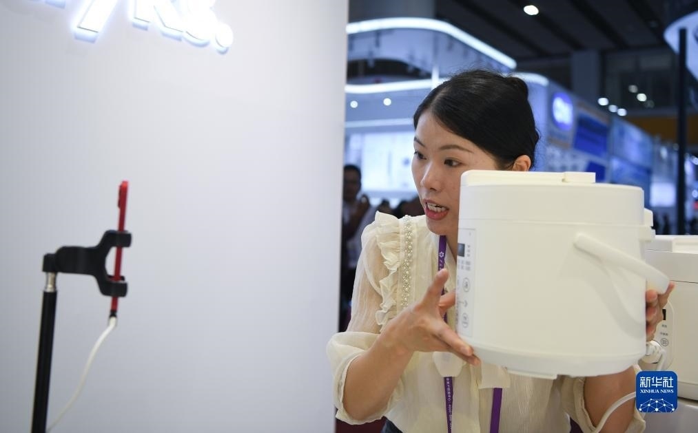 10月15日，參展的工作人員在展臺直播介紹家電產(chǎn)品。新華社記者 鄧華 攝