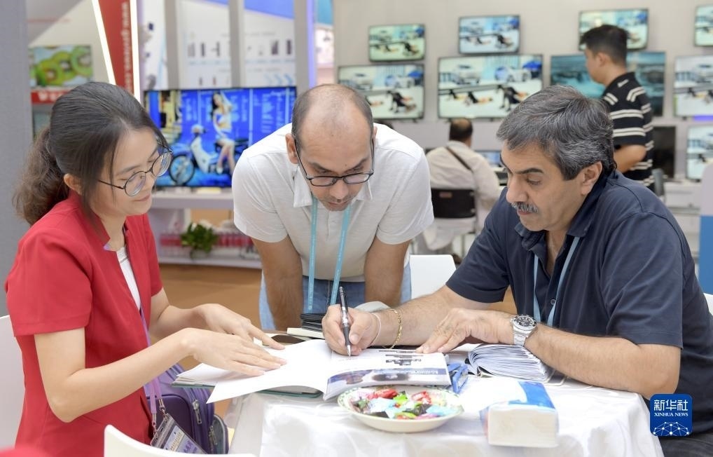 10月15日，客商在廣交會上洽談業(yè)務(wù)。新華社記者 盧漢欣 攝