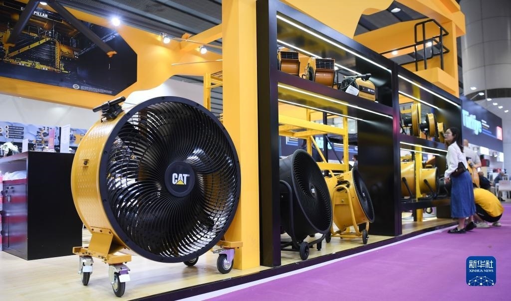 10月15日，參觀者在了解一家美國參展商的產(chǎn)品。新華社記者 鄧華 攝