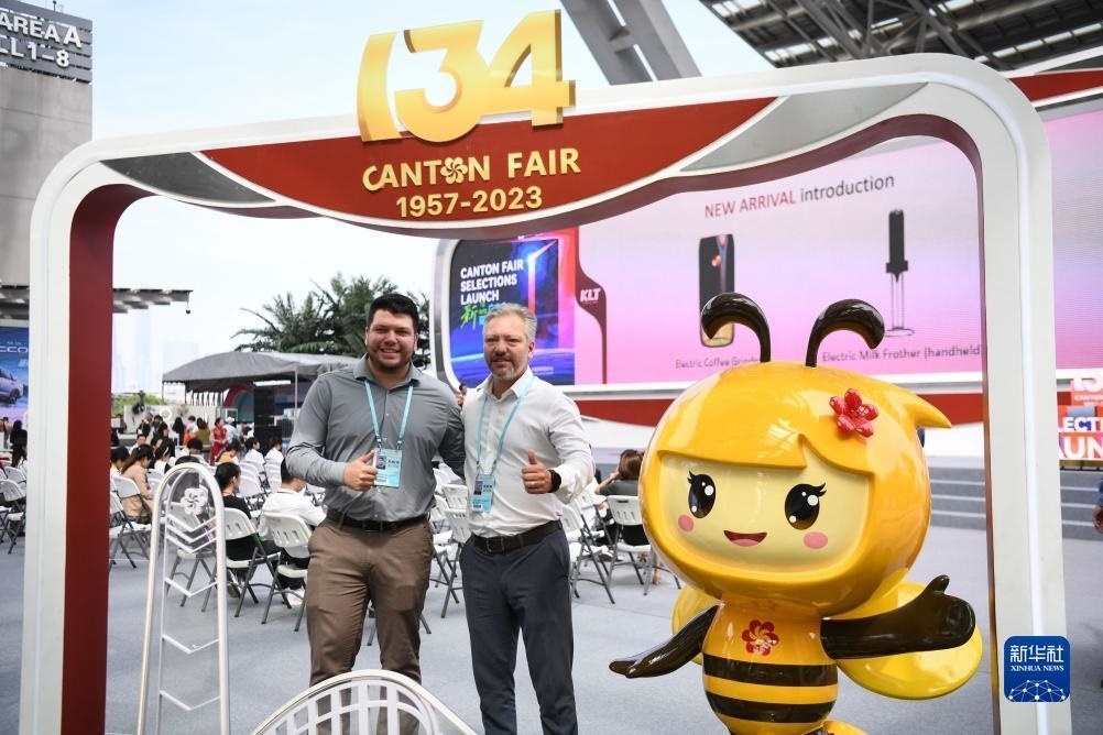 10月15日，來自巴西的采購商在廣交會上合影。新華社記者 鄧華 攝