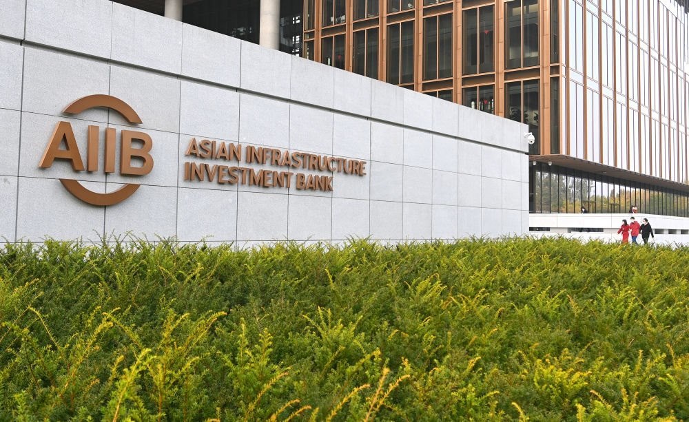 這是亞洲基礎(chǔ)設(shè)施投資銀行（亞投行）標(biāo)志（2021年10月25日攝）。新華社記者 李賀 攝