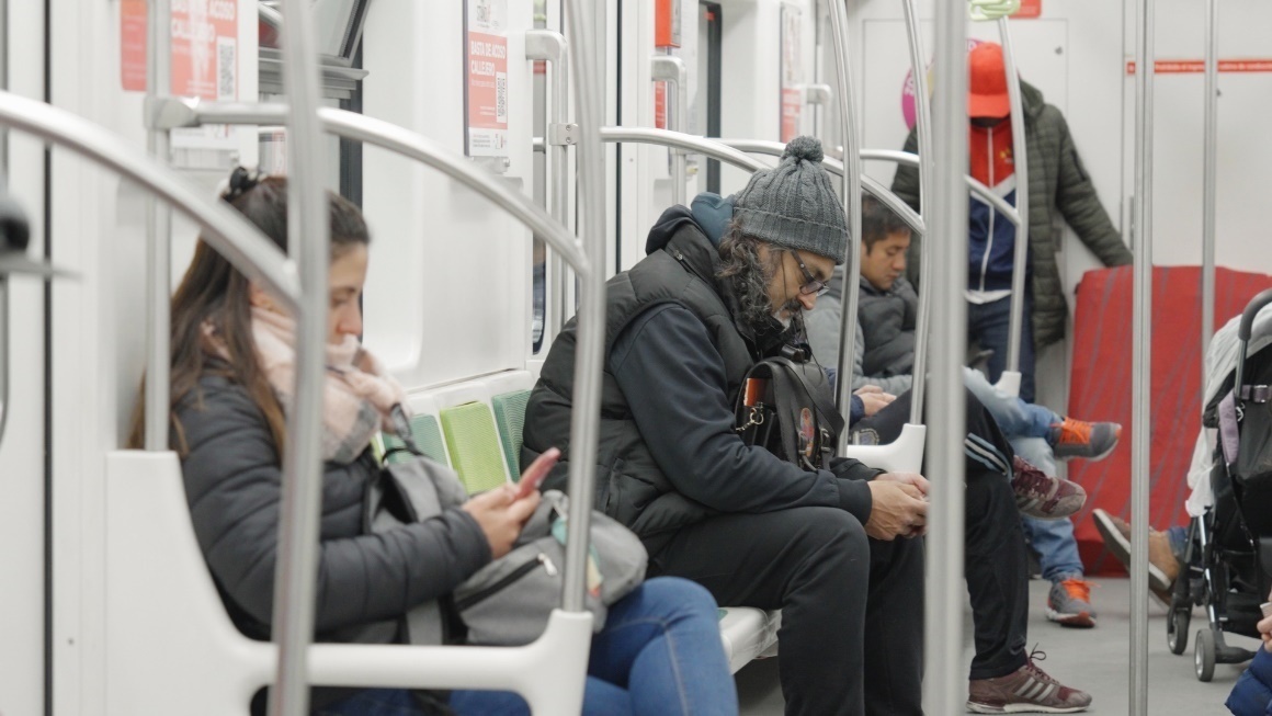 阿根廷布宜諾斯艾利斯市，乘客們乘坐A線地鐵從郊區(qū)前往市內(nèi)。人民網(wǎng)記者 張若涵攝