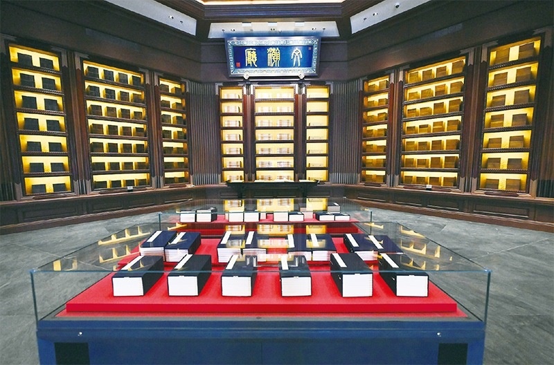 建設(shè)中國國家版本館，是以習(xí)近平同志為核心的黨中央作出的重大決策，是文明大國建設(shè)的基礎(chǔ)工程，是功在當(dāng)代、利在千秋的標(biāo)志性文化工程，充分體現(xiàn)了我們黨傳承發(fā)展中華文化的高度自覺、汲取歷史智慧更好走向未來的歷史主動(dòng)。圖為2023年5月拍攝的中國國家版本館中央總館文瀚廳。 新華社發(fā)