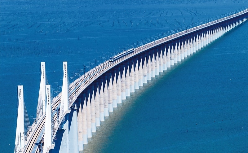 2023年9月28日，中國首條時(shí)速350公里跨海高鐵——福廈高鐵正式開通運(yùn)營。圖為一列運(yùn)行試驗(yàn)車組駛過福廈高鐵湄洲灣跨海大橋（9月19日攝，無人機(jī)照片）。 新華社記者 魏培全/攝