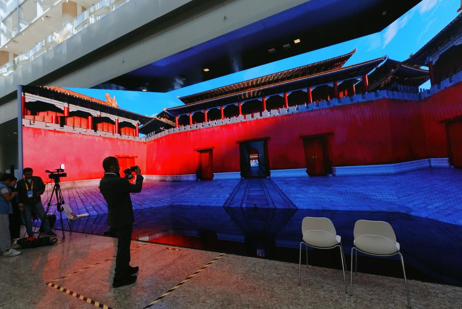 位于新聞中心的科技文化互動展示區(qū)。人民網(wǎng)記者 許維娜攝