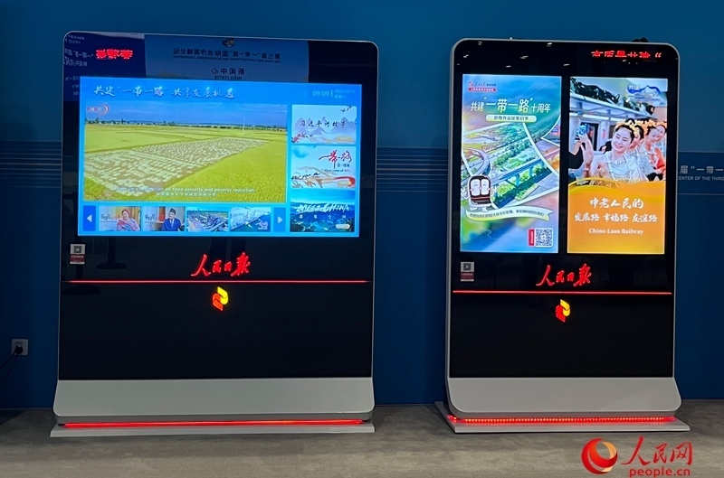 位于新聞中心的人民日報(bào)電子閱報(bào)欄。人民網(wǎng)記者 杜燕飛攝
