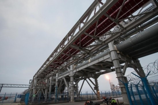 這是2018年8月8日在俄羅斯薩別塔拍攝的中俄亞馬爾項(xiàng)目輸氣管道。（新華社記者吳壯攝）