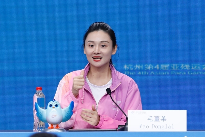 杭州市殘疾人綜合服務(wù)中心干事毛董萊介紹成為亞殘運(yùn)會(huì)火炬手的經(jīng)歷。杭州亞殘組委供圖