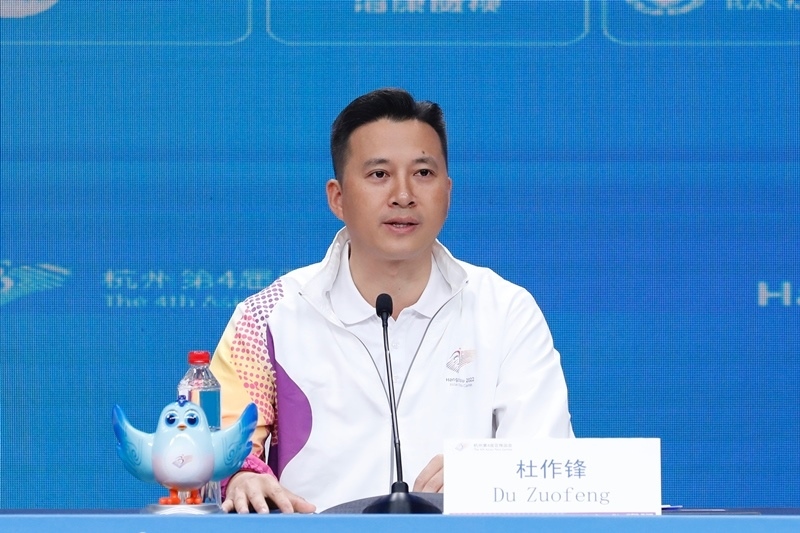 杭州亞殘運(yùn)會(huì)火炬?zhèn)鬟f指揮中心副指揮長(zhǎng)杜作鋒介紹火炬?zhèn)鬟f工作安排。杭州亞殘組委供圖