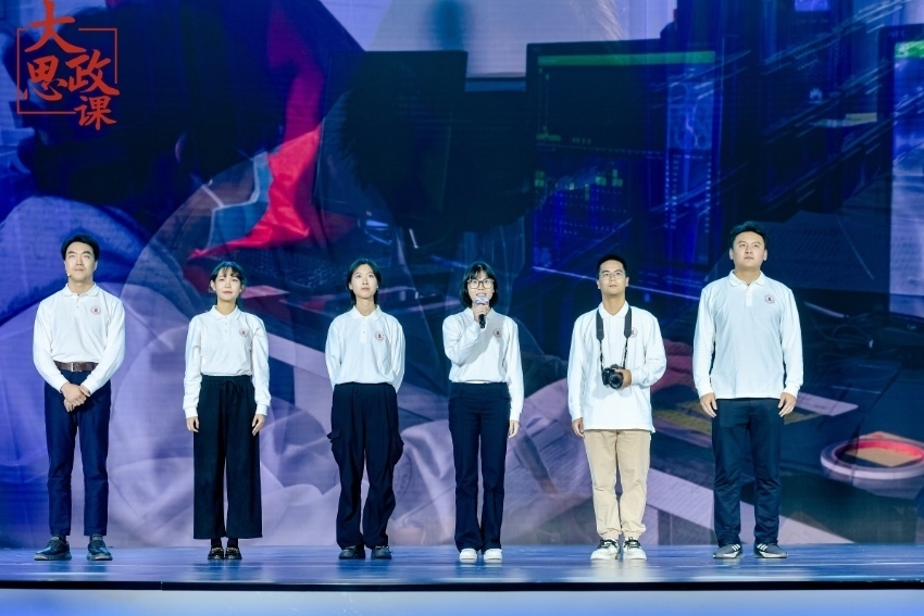 四川大學(xué)三星堆遺址考古隊(duì)隊(duì)長(zhǎng)、考古文博學(xué)院教授黎海超和四川大學(xué)三星堆遺址考古隊(duì)隊(duì)員們