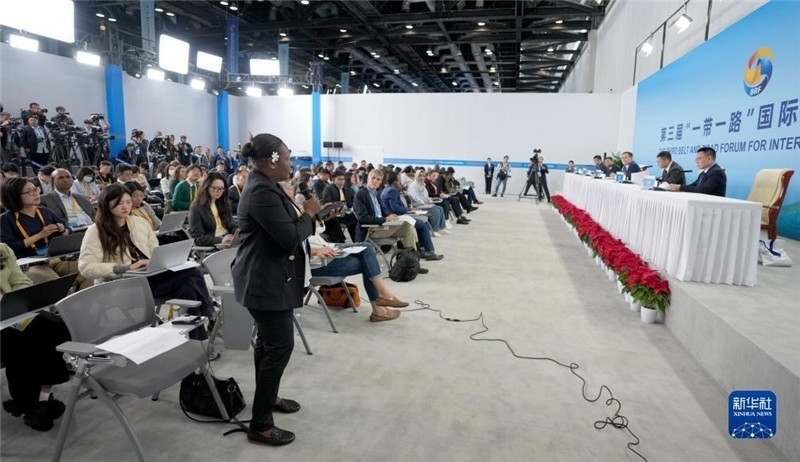 10月16日，第三屆“一帶一路”國(guó)際合作高峰論壇新聞中心在北京國(guó)家會(huì)議中心舉行首場(chǎng)吹風(fēng)會(huì)，邀請(qǐng)自然資源部國(guó)際合作司和相關(guān)單位負(fù)責(zé)人介紹有關(guān)情況，并回答記者提問(wèn)。新華社記者 王毓國(guó)攝