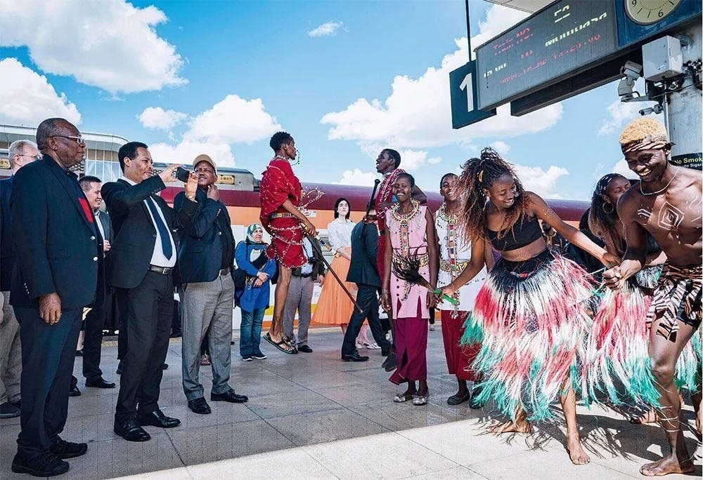 △2023年10月6日，多國駐肯使節(jié)在肯尼亞內(nèi)羅畢的蒙內(nèi)鐵路內(nèi)羅畢站觀看文藝演出。