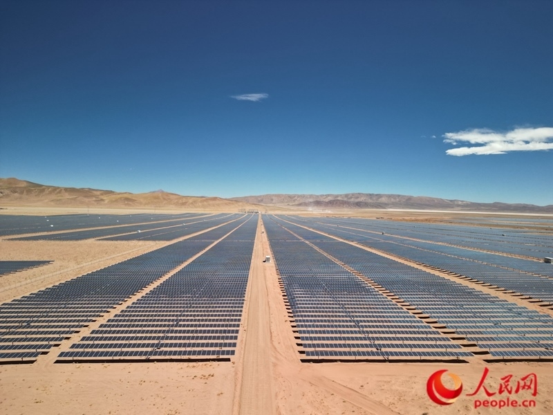 高查瑞光伏電站次第排開的光伏板（局部）。人民網(wǎng)記者 張若涵攝