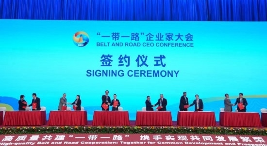 這是10月17日拍攝的簽約儀式現(xiàn)場(chǎng)。當(dāng)日，“一帶一路”企業(yè)家大會(huì)在北京召開(kāi)。（新華社記者王毓國(guó)攝）