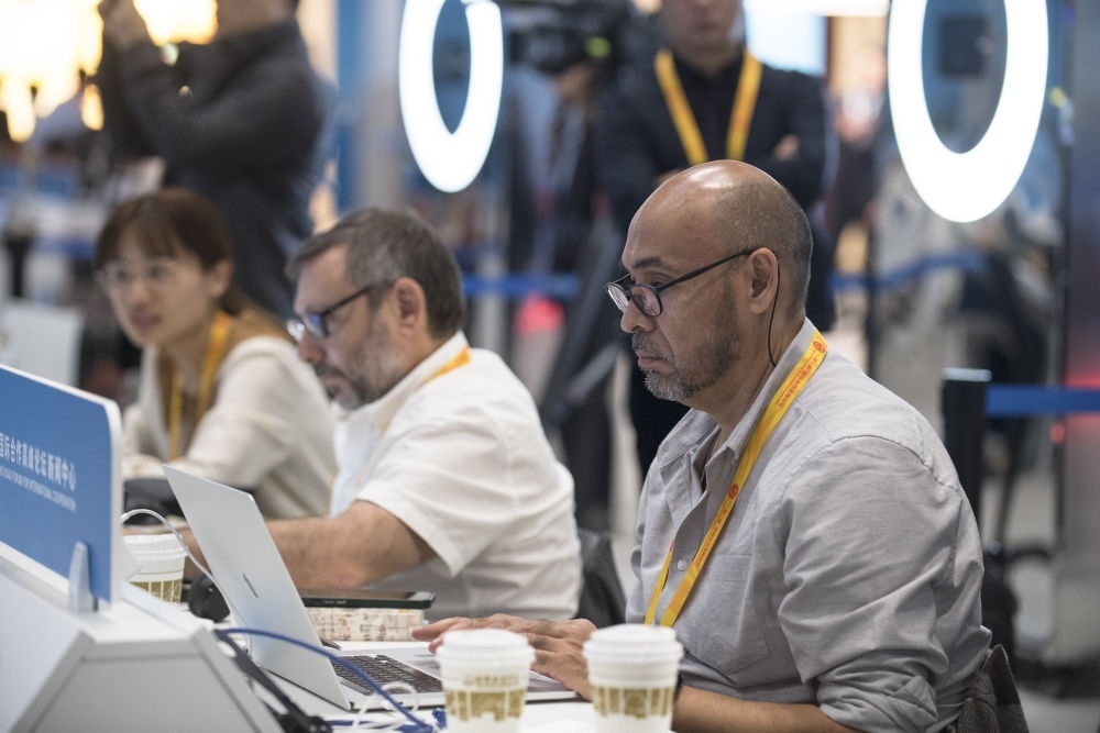 記者在“一帶一路”國際合作高峰論壇新聞中心工作（2023年10月17日攝）。